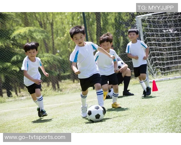 小孩足球:培养团队精神与运动能力的最佳途径与乐趣探索 小孩足球:培养团队精神与运动能力的最佳途径与乐趣探索