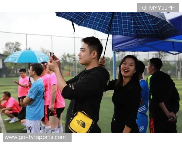 最美足球宝贝展现青春风采与运动激情的完美结合 最美足球宝贝展现青春风采与运动激情的完美结合